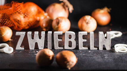 Zwiebeln Betonbuchstaben