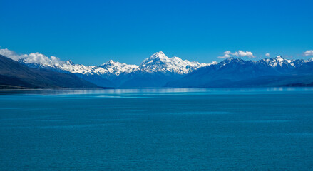 Fototapeta na wymiar The mighty Mount Cook & the stunning Lake Pukaki The blue color of Lake Pukaki is due to fine glacial flour in the water. 