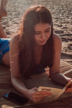 chica leyendo un libro en la palaya 