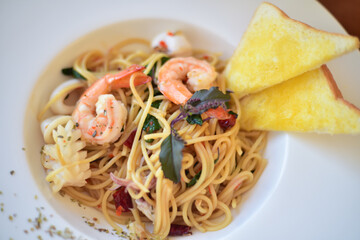 Spagetti on white plate.