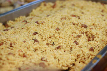 Comida en un buffet, moro de guandules, salsa con arroz, comida dominicana
