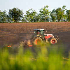 Tracteur laboure son champ au printemps.