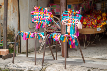 Bunte Patchworkstühle