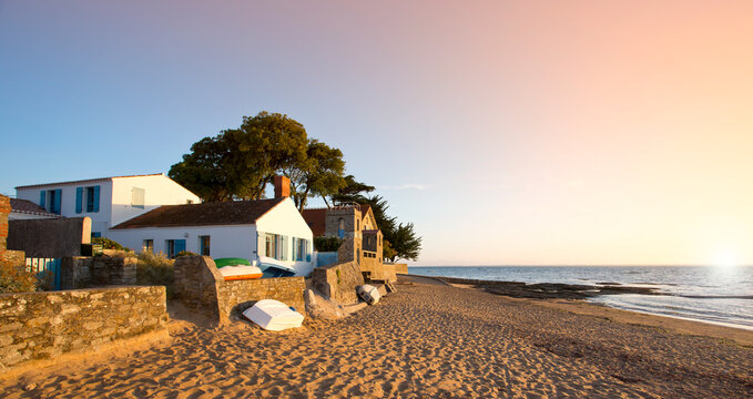 Paysage de bord de mer sur l'île de Noirmoutier en Vendée, France.