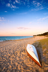 Bateau de type voilier sur le sable d'une plage en France.