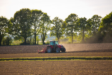 Tracteur retournant la terre dans les champs en France.