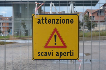 SEGNALE STRADALE : ATTENZIONE SCAVI APERTI.SUD ITALIA,DICEMBRE 2020.