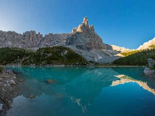 Obraz premium green water of Sorapis lake with Dito di Dio mountain