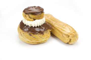 religieuse au chocolat et éclair au café isolé