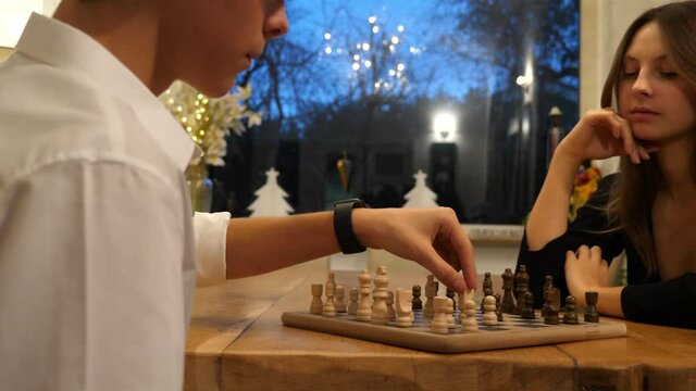 Ragazzi concentrati che spostano una pedina su una scacchiera durante una partita a di scacchi
Primo piano sulla scacchiera con movimento laterale