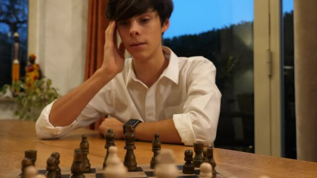 Ragazzo concentrato che sposta una pedina su una scacchiera durante una partita a di scacchi
Primo piano sulla scacchiera con movimento laterale