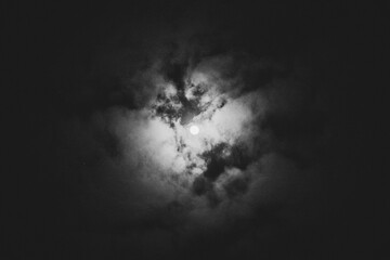 Vollmond hinter Wolken