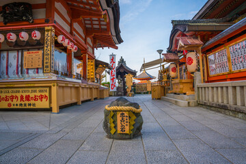 京都　清水寺境内の地主神社（じしゅじんじゃ）の恋占いの石　