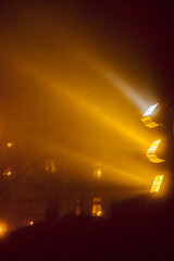 Scheinwerfer bei Nacht im Nebel