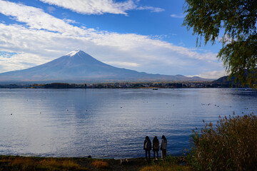 湖と富士と三人