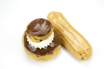 religieuse au chocolat et éclair au café isolé
