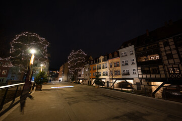 Beleuchtete Krämerbrücke in Erfurt bei Nacht