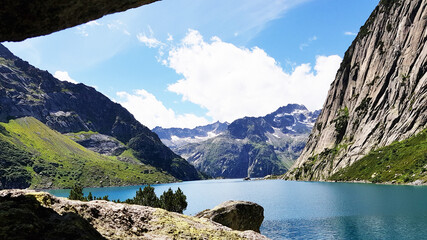 Landschaft am Gelmersee in der Schweiz. Rundwanderung  um den Gelmer See mit türkisblauem Wasser und Bergen im Hintergrund..