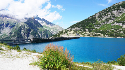 Fototapeta na wymiar Landschaft am Gelmersee in der Schweiz. Rundwanderung um den Gelmer See.