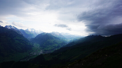 Bewölkter Himmel nach einem Gewitter am Niesen in der Schweiz.