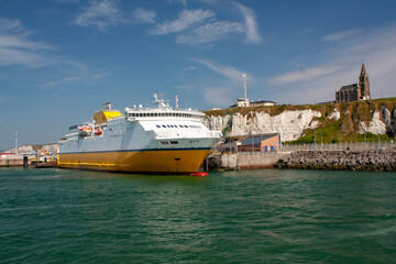 Dieppe. Ferry à quai dans le port et église Notre-Dame de Bon-Secours. Seine-Maritime. Normandie	