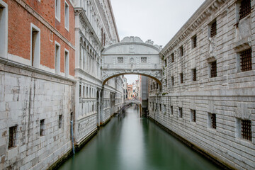 Fototapeta na wymiar Bridge of Sighs Venice Italy. View over the canal to the bridge and Doge's Palace. 