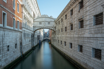 Fototapeta na wymiar Bridge of Sighs Venice Italy. View over the canal to the bridge and Doge's Palace. 
