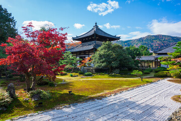 Fototapeta na wymiar 京都　鹿王院の舎利殿と紅葉