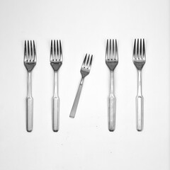 Tenedores de diversos tamaños describiendo a una persona más pequeña, joven o inmadura