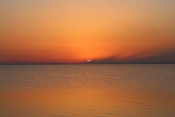 Obraz premium landscape of the sunset on the sea behind the clouds