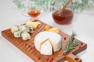 はちみつと4種のチーズの盛り合わせ