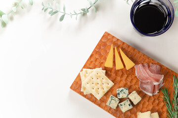赤ワインと盛り付けたチーズと生ハム