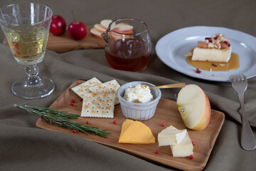3種類のチーズとワインとはちみつ
