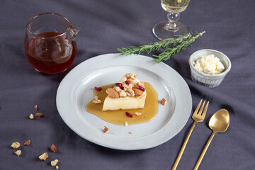 ナッツを乗せてはちみつをかけたおやつのチーズ