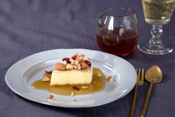 ケーキカットしたはちみつがけチーズと白ワイン