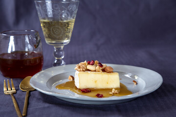 ケーキカットしたはちみつがけチーズと白ワイン