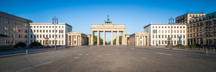 Fototapeta na wymiar Panoramic view of the Brandenburger Gate (Brandenburger Tor) in Berlin, Germany
