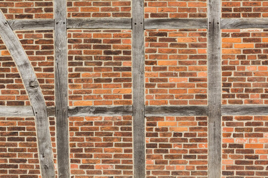 Altes Fachwerk mit Lehmziegeln und Holzbalken einer Scheune