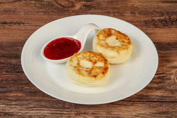 Cottage cheese pancakes with strawberry jam