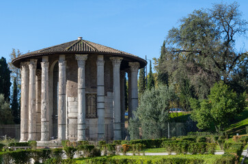 Fototapeta na wymiar Roma, tempio di Ercole il Vincitore nel foro Boario