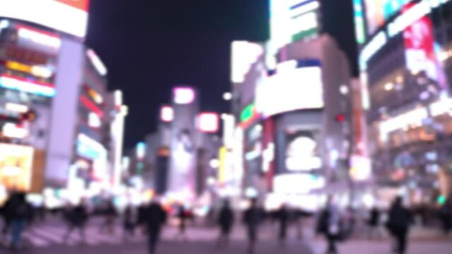 東京　渋谷スクランブル交差点　2021年1月　夜間　コロナ感染爆発　賑わう人々　アウトフォーカス　