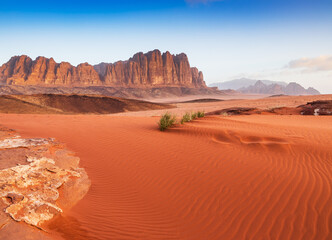 Wüste Wadi Rum, Jordanien. Die rote Wüste und der Berg Jabal Al Qattar.