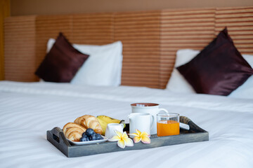Focus on fruit. In a hotel room with fruit, place a tray on the bed to welcome the arrival of VIP guests