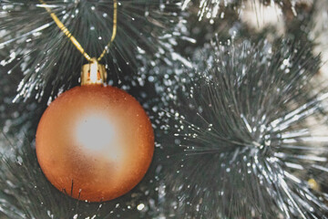 Bola de navidad, decoración de arbol en tonos verdes, dorados, anaranjados y plateados. Christmas tree decoration ball in gold and orange color.