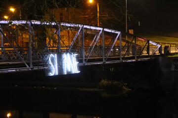 Bridge and the glowing text SI MIE