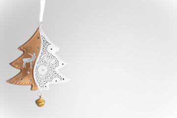 Adorno de navidad dorado y blanco sobre fondo blanco.