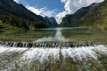 Toblacher See - idyllischer Gebirgssee in Südtirol
