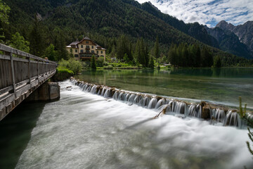 Toblacher See - idyllischer Gebirgssee in Südtirol
