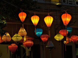 Fototapeta na wymiar bunte beleuchtete vietnamesische Seidenlampen am Abend in Hoi An