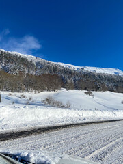 Obraz premium Route de montagne enneigée au Mont Dore, Auvergne